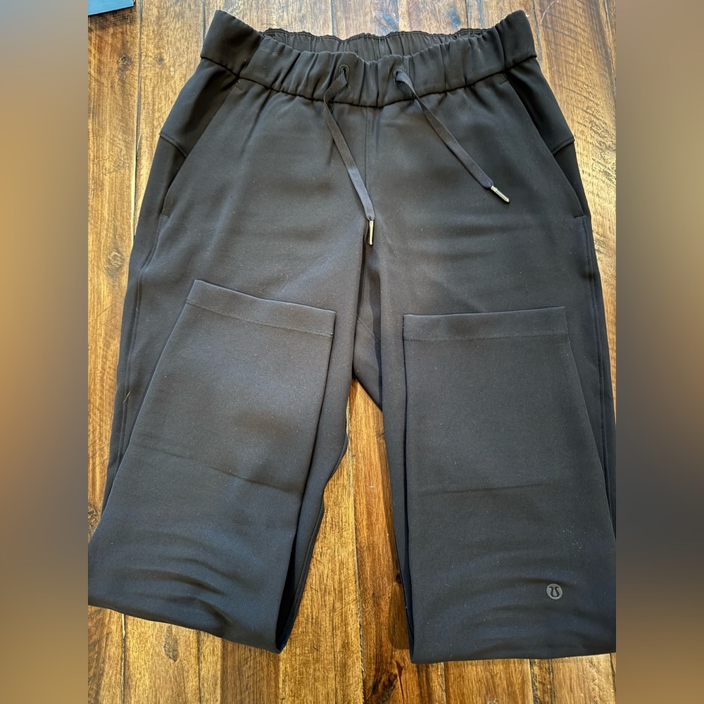 Lululemon on the fly 7/8 pants, black.